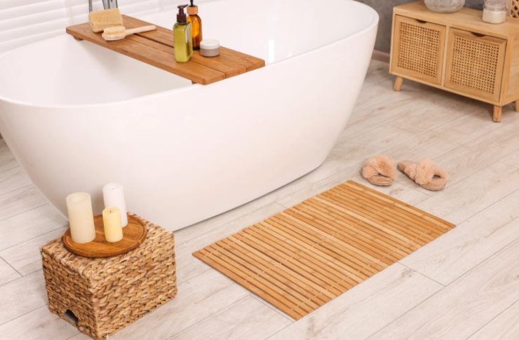 tappetino in bambù vicino alla vasca da bagno