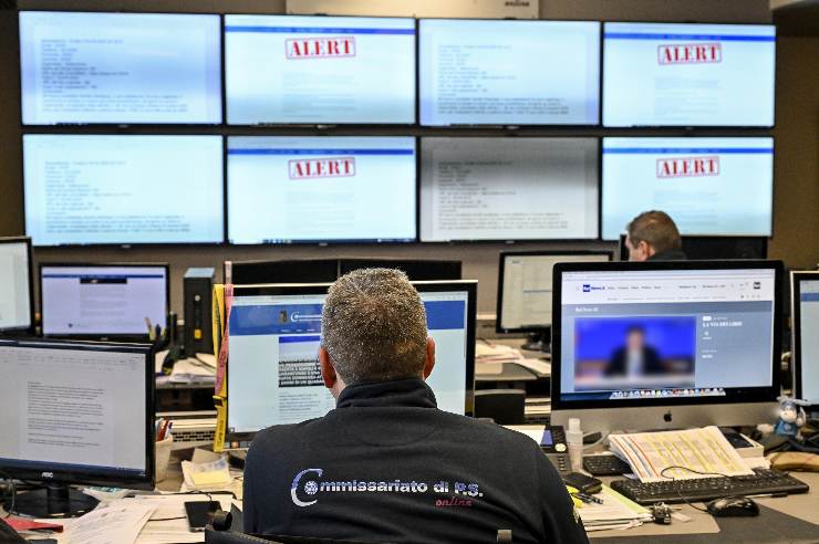 Una sala operativa della polizia postale