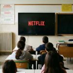 Studenti che guardano una serie Netflix