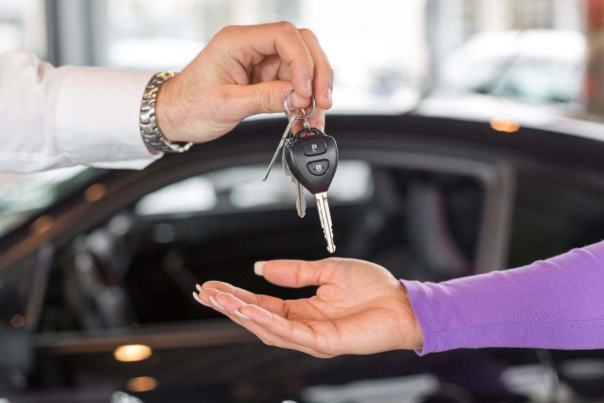 Cliente compra auto in concessionaria
