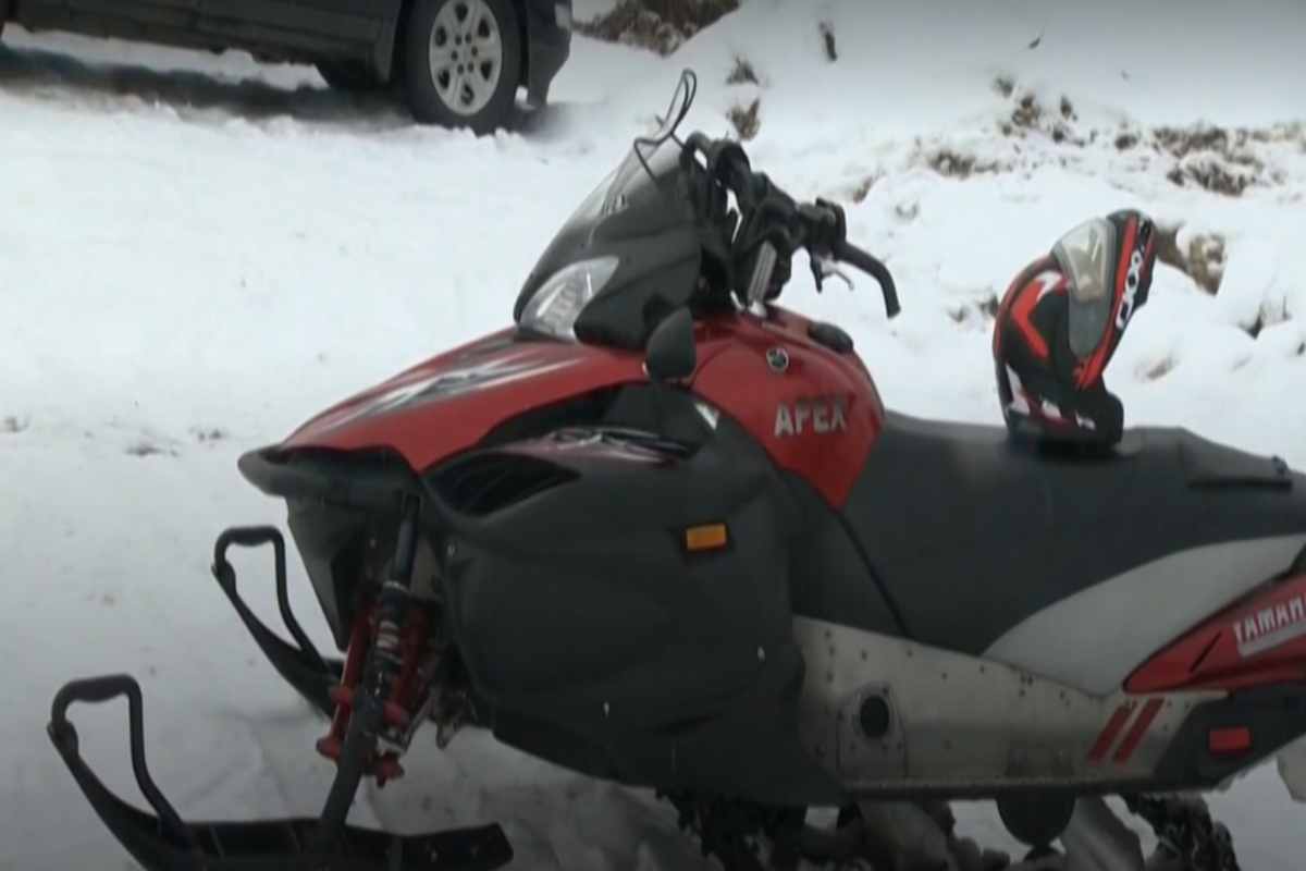 una motoslitta sul ghiaccio