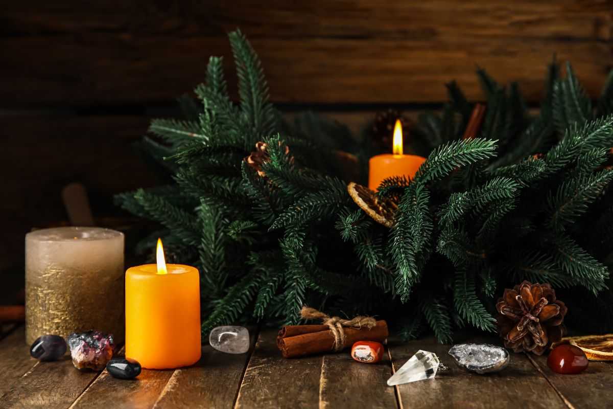 Candele, rami, pietre e cannella