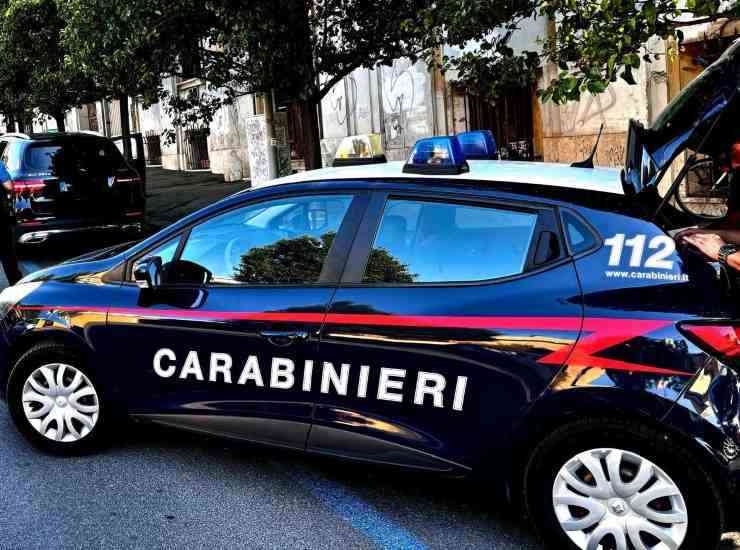 Auto dei carabinieri in strada