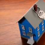 casetta in miniatura con appesa una chiave al camino