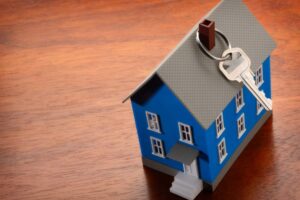 casetta in miniatura con appesa una chiave al camino