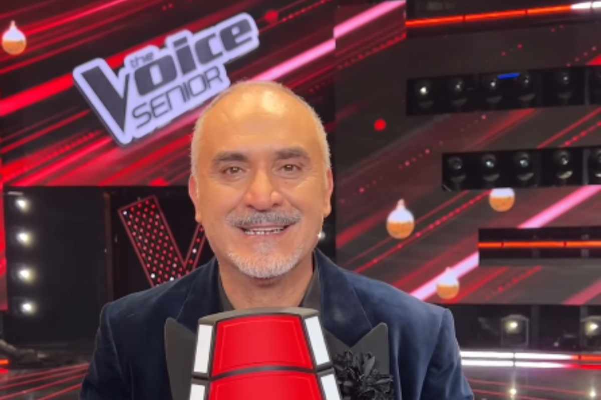 Francesco De Siena col premio di The Voice Senior
