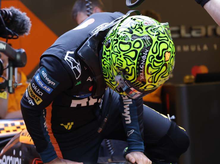 Lando Norris sale in macchina