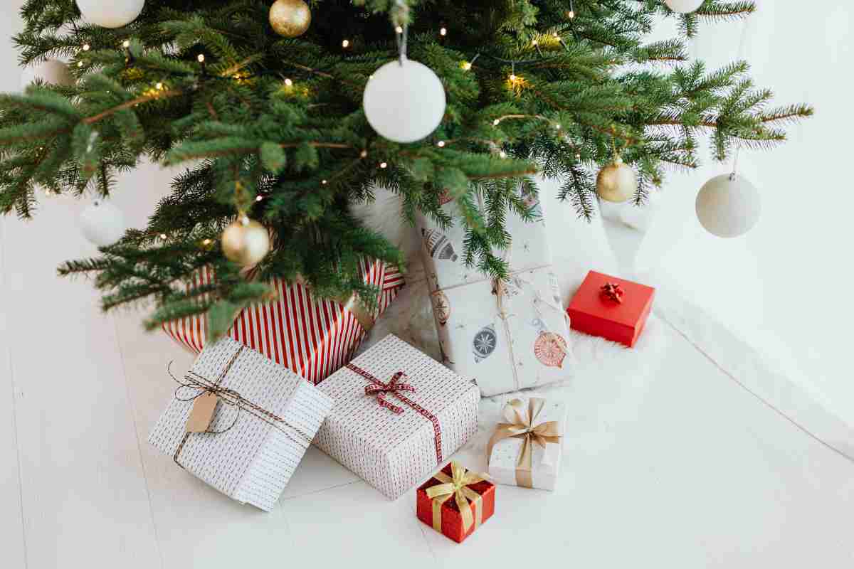 albero di natale e sotto i regali