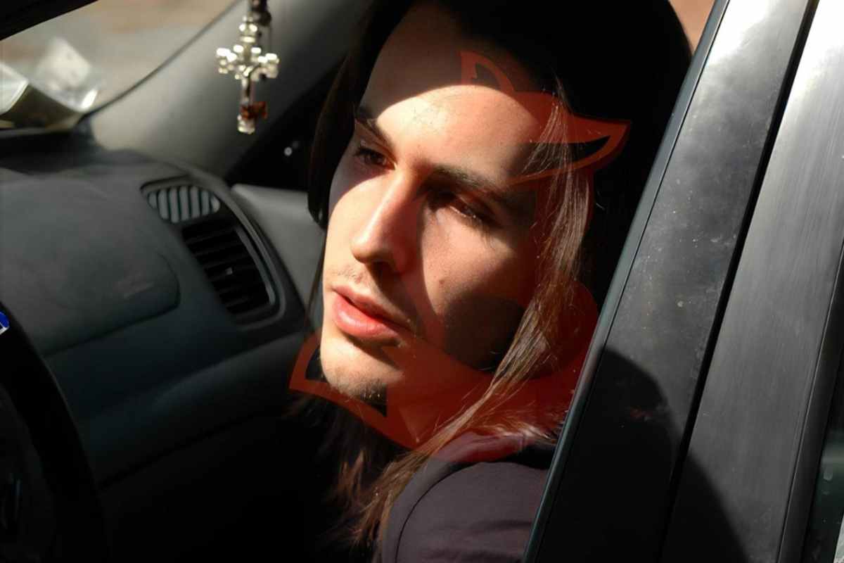 Andrea Sempio davanti alla casa di Chiara Poggi