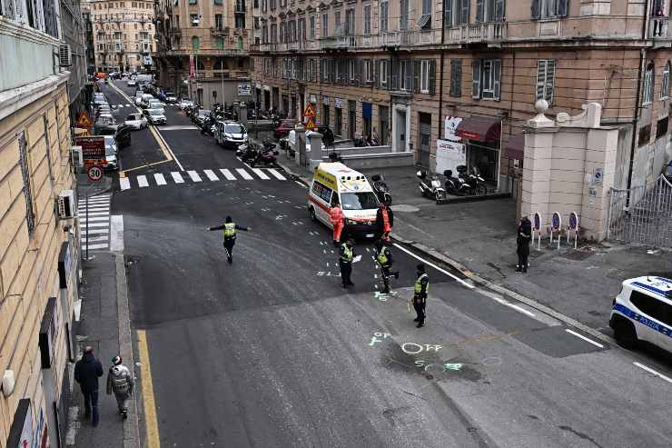 Bimbo investito da ambulanza a Genova
