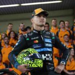 Norris con il casco in piano