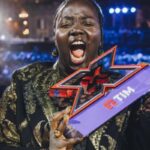 mimì festeggia la vittoria a x factor con i premio in mano