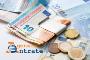 banconote euro con logo agenzia delle entrate