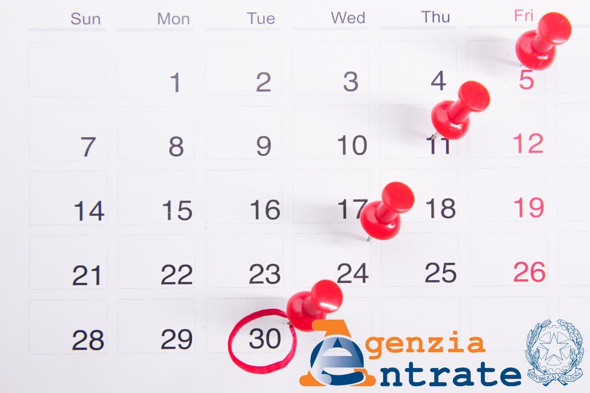 calendario con giorni segnati con puntine rosse e logo agenzia delle entrate