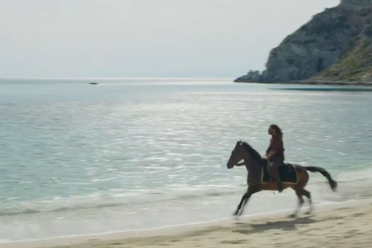 screen sandokan che corre su una spiaggia