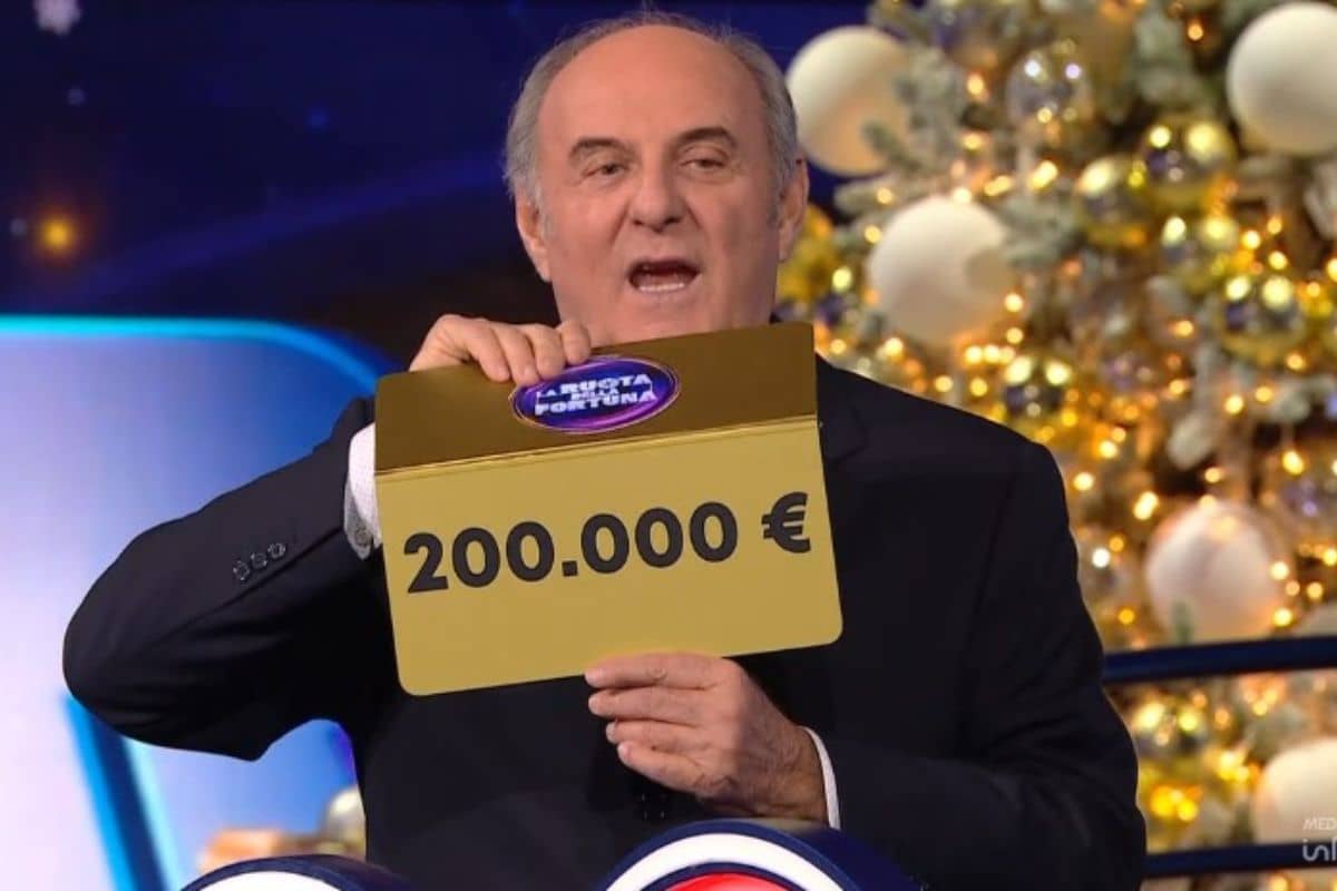 gerry scotti mostra cartellino con i 200 mila euro