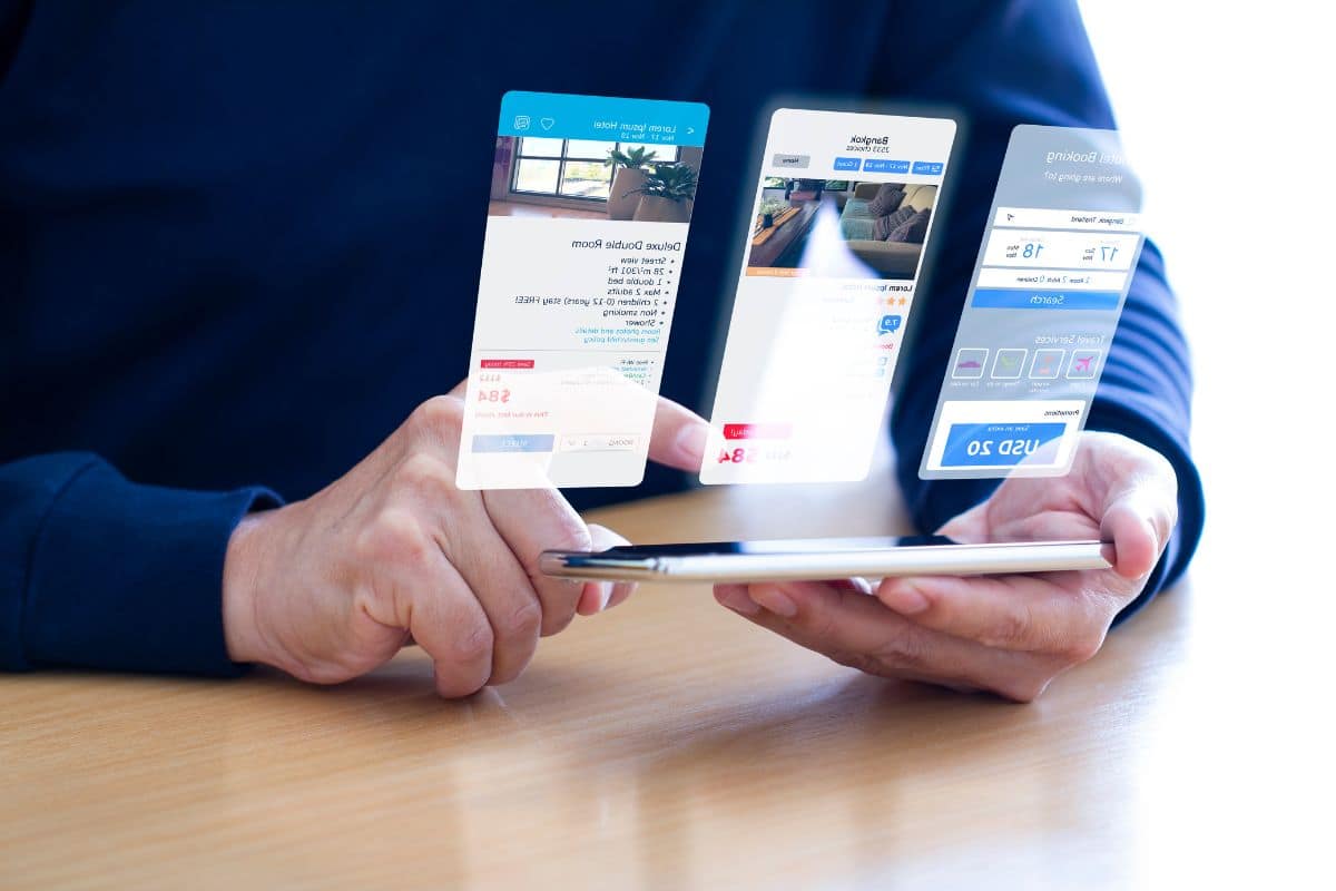 mani di uomo che sfogliano pagine internet per scegliere un viaggio su smartphone