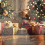 sfondo albero natale con regali sfocato cartina geografica mano che sposta un modellino aereo, macchina fotografica, passaporto