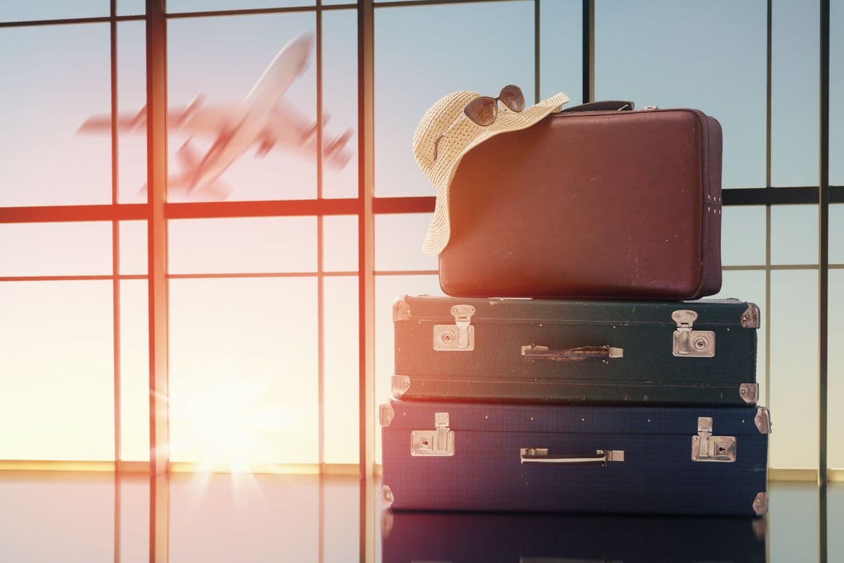 valige all'aeroporto e aereo in partenza sullo sfondo