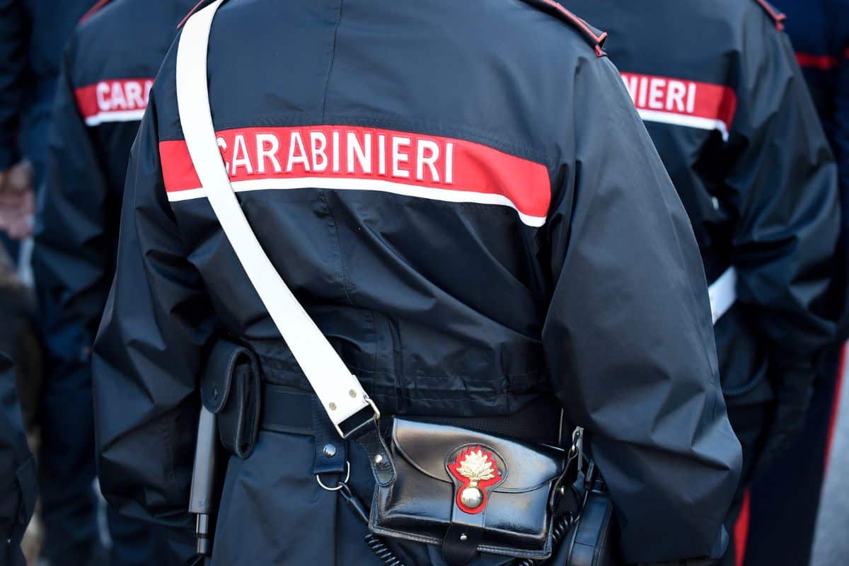 carabinieri di spalle e in divisa