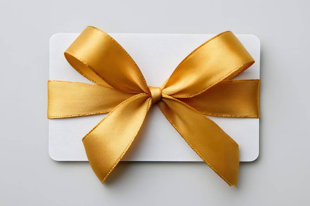 card con fiocco regalo dorato