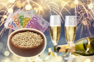 sfondo fuochi d'artificio, bicchieri e spumante, ciotola lenticchie con banconote euro