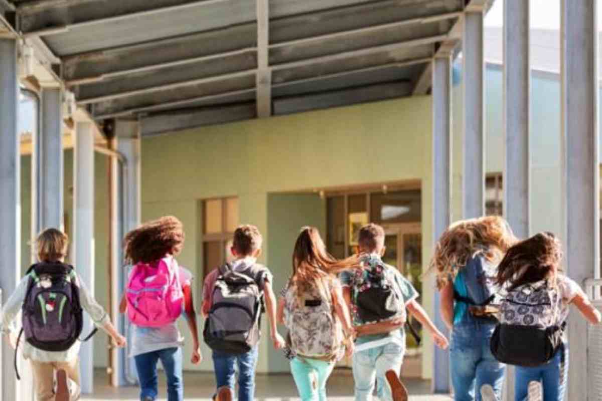Ragazzi entrano a scuola