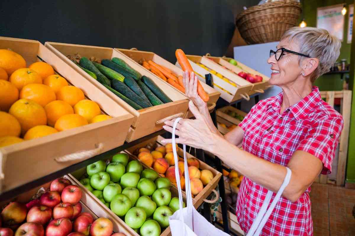 Donna nel reparto frutta e verdura
