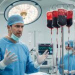 chirurgo pronto ad un intervento con sacche di plasma