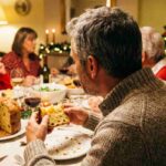 Un uomo mangia il panettone