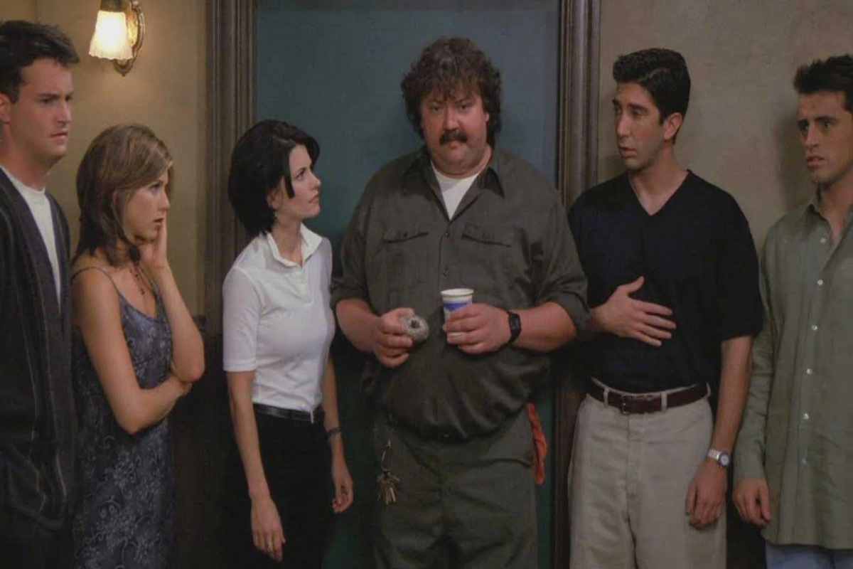Mike Hagerty in una scena di Friends insieme agli altri componenti del cast
