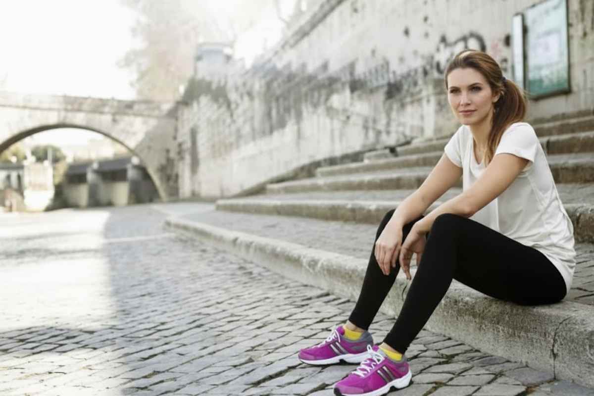 Ragazza seduta in strada
