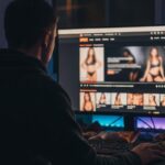 Uomo davanti adi un sito porno