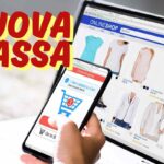 PC e smartphone in mano, scritta "nuova tassa"