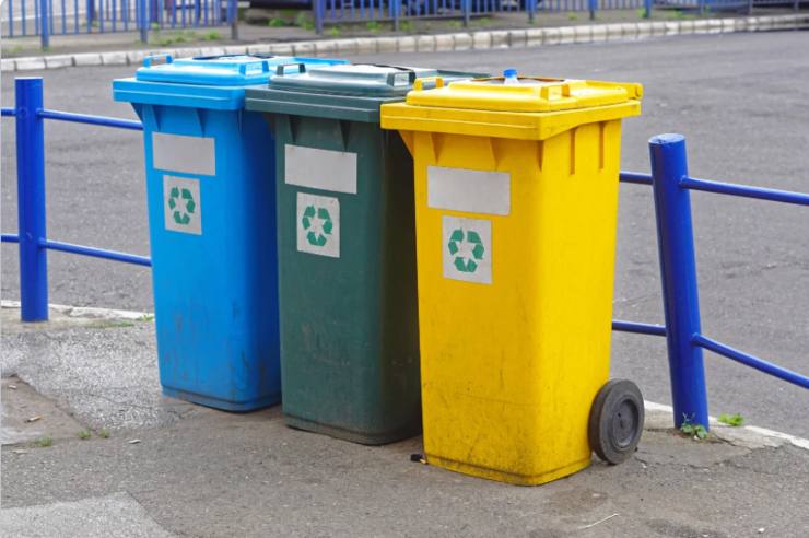 tre bidoni dei rifiuti