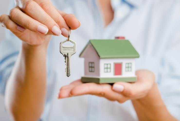 casa in miniatura e chiavi in mano