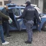 Un uomo mentre viene arrestato dalla polizia