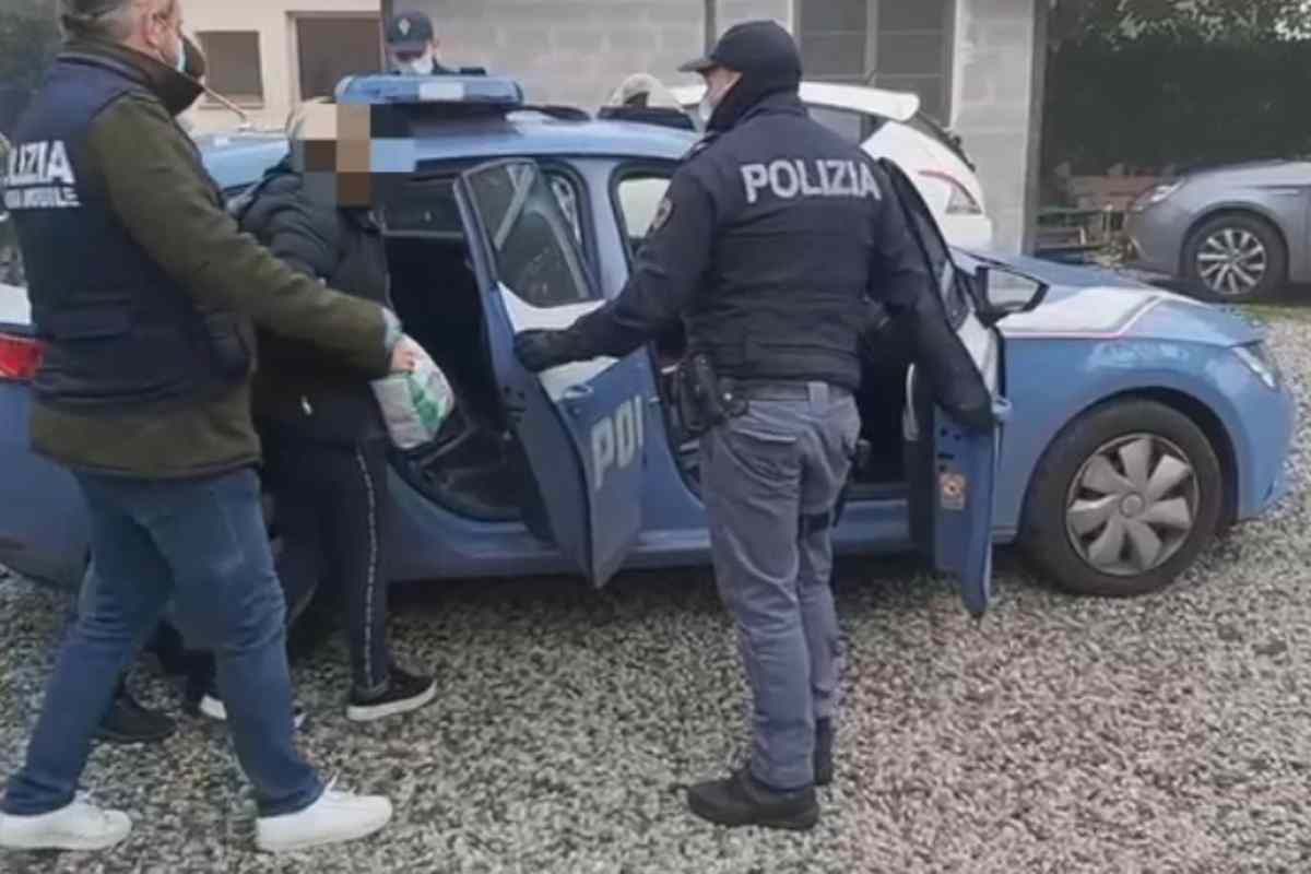 Un uomo mentre viene arrestato dalla polizia