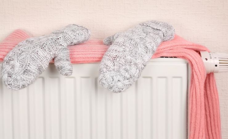 termosifone con sciarpa e guanti sopra