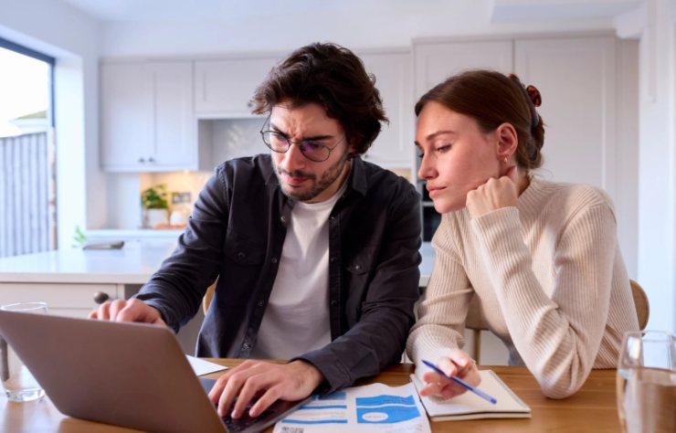 uomo e donna seduti davanti al computer