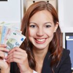 donna con euro in mano