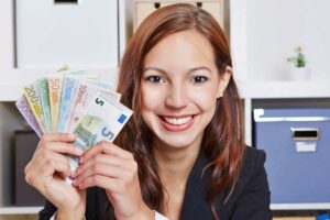 donna con euro in mano