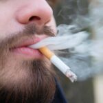 uomo che fuma una sigaretta
