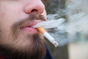 uomo che fuma una sigaretta