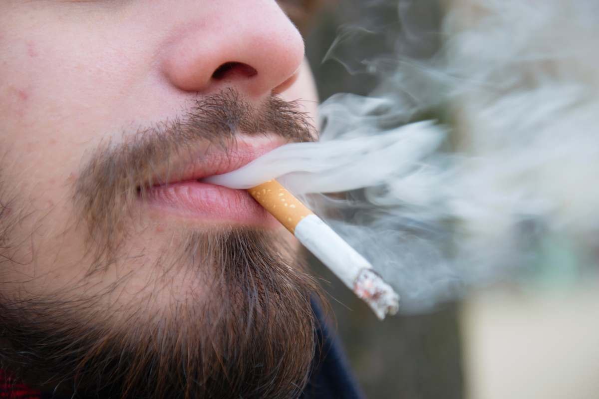 Stangata per i fumatori, arrivano gli aumenti pesanti sulle sigarette: prezzi mai così alti
