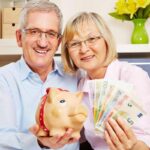 donna e uomo con salvadanaio e banconote in mano