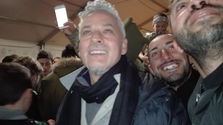Roberto Baggio mentre viene accolto e celebrato dalla gente