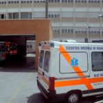 Il policlinico di Bari, l'ingresso principale con un'ambulanza appena arrivata