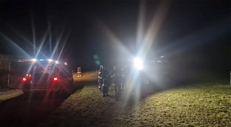 Il luogo dell'incidente con i soccorsi che hanno tentato di salvare la vita al bambino