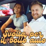 persone in macchina e scritta